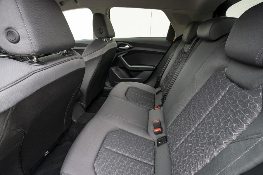 Интерьер Audi A1 citycarver 2019 года  (UK) (фото 7 из 40)